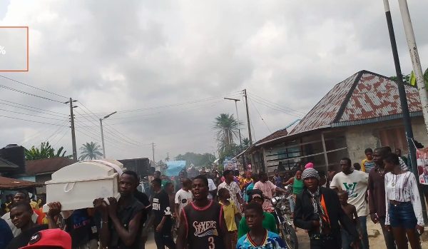 Protesters in Uwheru over imposition of expelled President General 